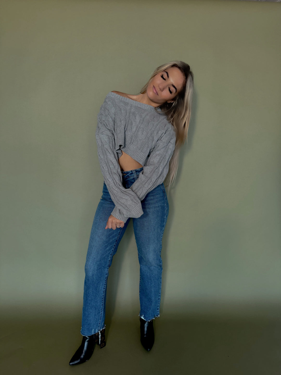ROUND NECK CABLE KNIT SWEATER CROP TOP