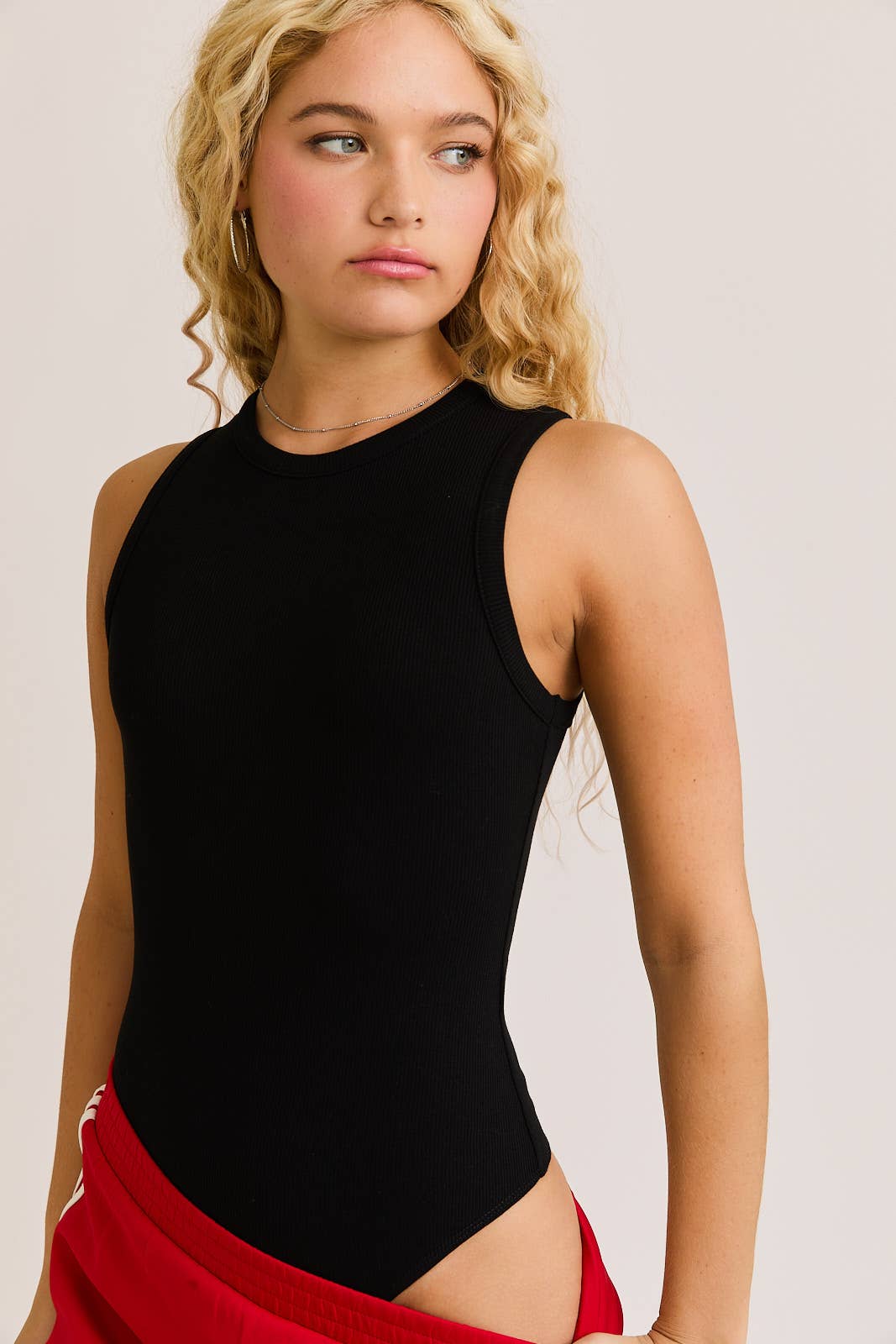 ROUND NECK SLEEVELESS BODYSUIT: Taupe