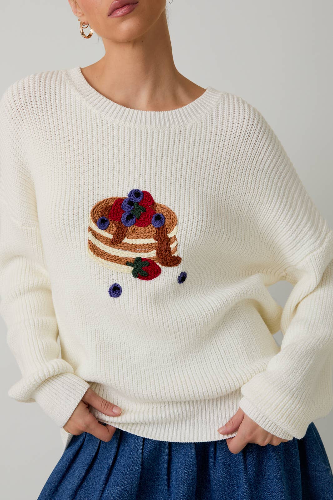 ROUND NECK LONG SLEEVE PANCAKE APLIQUE SWEATER