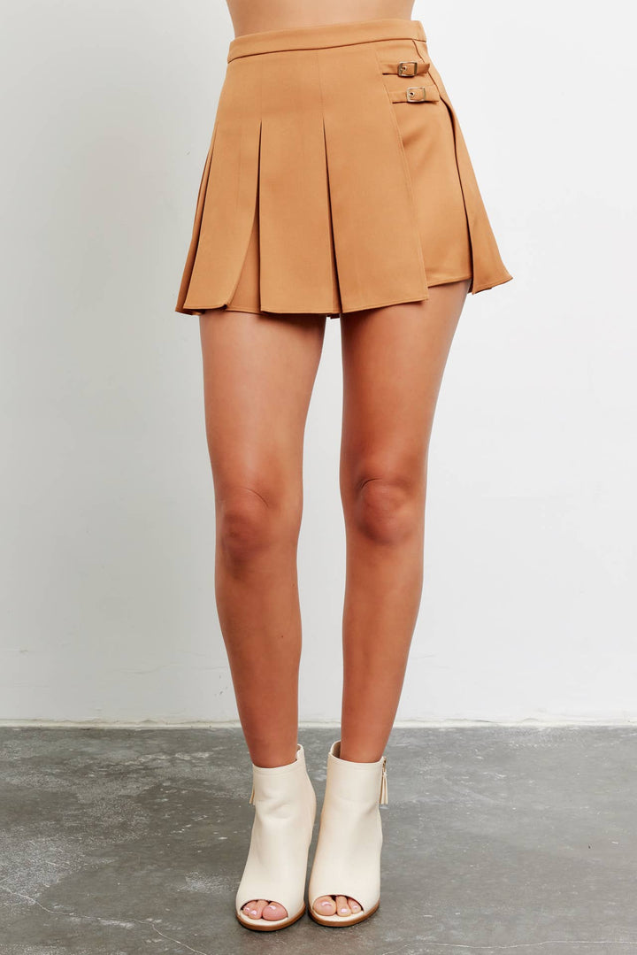 BELTED BUCKLE MICRO MINI PLEATED SKORT