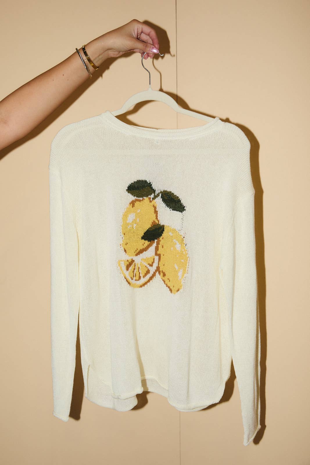 ROUND ROLL UP NECK LEMON GRAPHIC SWEATER: CREAM
